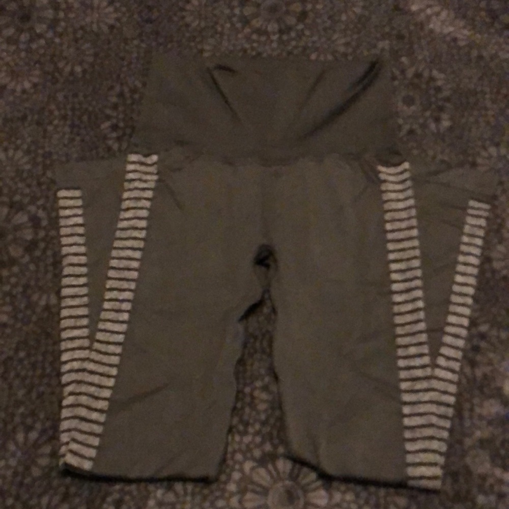 High waisted black and gray detail leggings